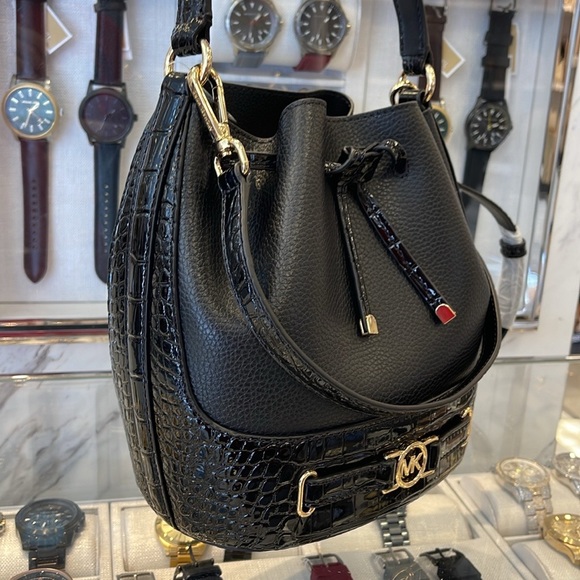 MICHAEL KORS 
Reed Medium Pebbled Leather Belted Bucket Messenger Satchel Crossb - Picture 11 of 16